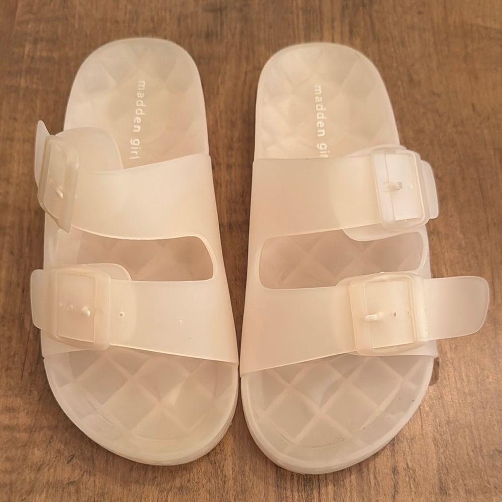 Steve Madden Cream Sandals
Never worn